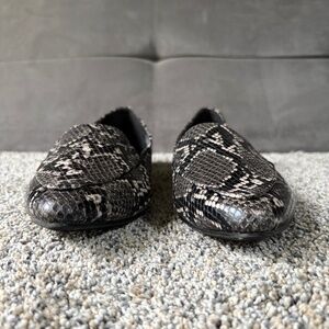 Snake print flats loafers pointed toe women shoes size 7 wide